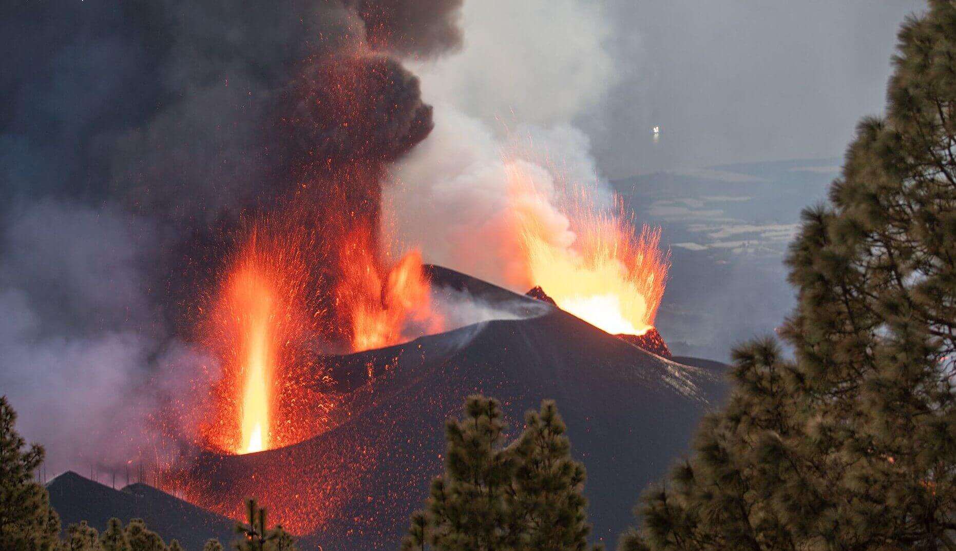 Figura 3. Erupción de Tajogaite (La Palma, Islas Canarias). Fuente: Francisco Pérez (CSIC).