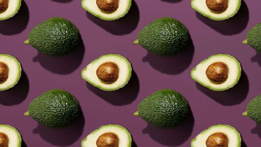 Rosalía lleva un aguacate en el bolso como quien guarda un talismán: práctico, nutritivo y siempre listo para salvar el día.