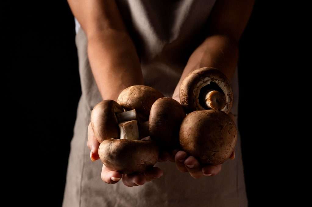 Los métodos suaves —parrilla o confitado a baja temperatura— preservan mejor los compuestos clave del hongo.