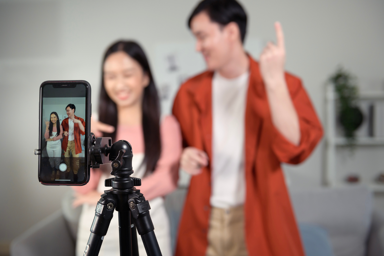 El humor autocrítico y la conexión con la Generación Z en TikTok